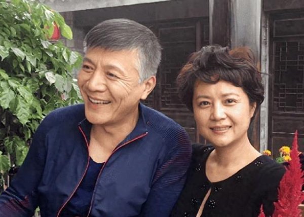 鼎豪投资 荧幕女神变慈母，女儿离婚儿子单身，58岁茹萍愁白头？